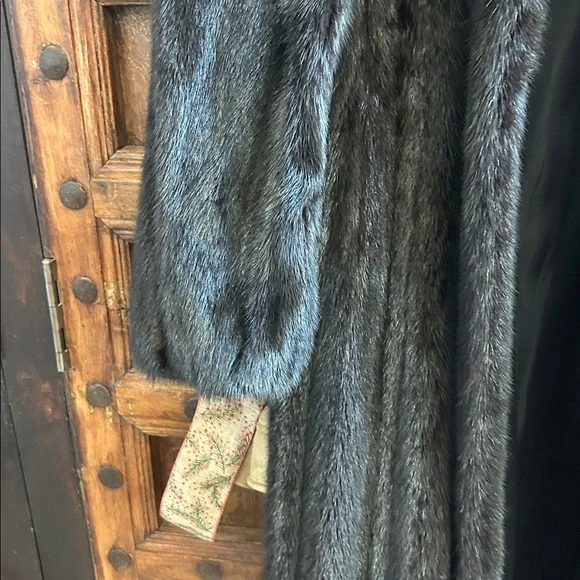 SAGA Mink Ranch Full Length Coat/ pockets, HENIG Furs, Excellent New Condition - Picture 4 of 13